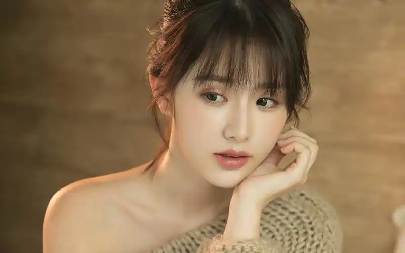 露肩毛衣美女诱人写真高清桌面壁纸