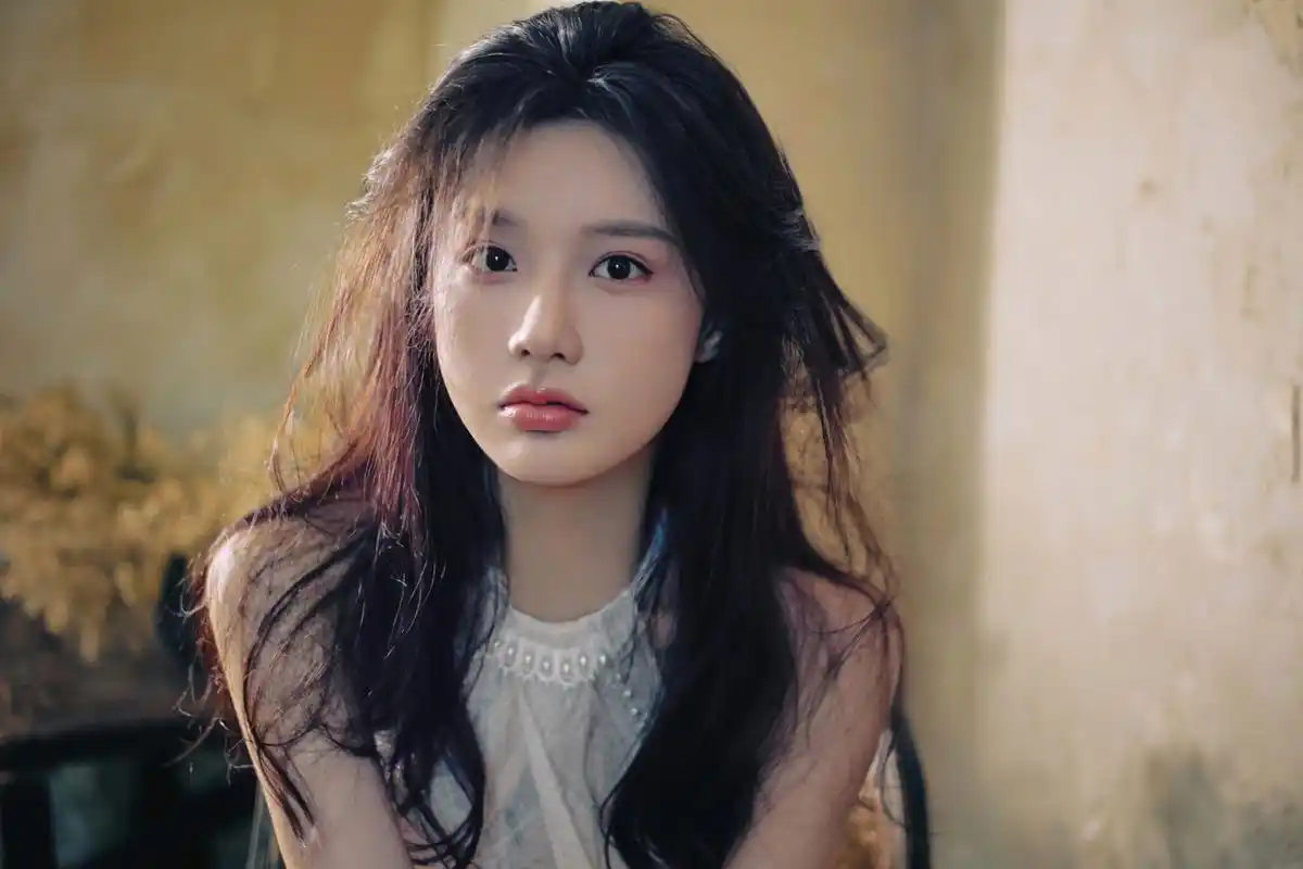 演员陈意涵光脚拍摄写真集,女神细嫩的脚丫搭配白色的美甲真是太美啦.