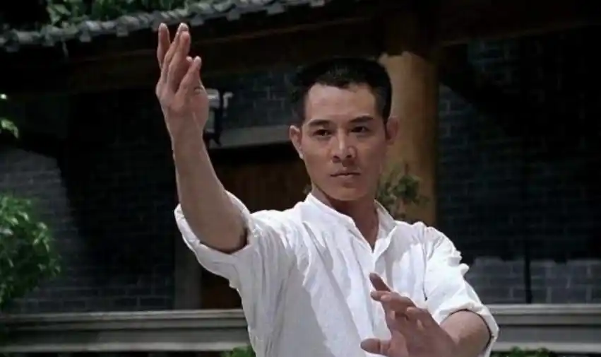 61岁李连杰"毁容式"近照曝光,前妻孕期出轨20亿全给新欢,如今被丽智