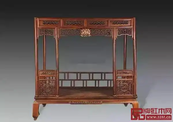 这个是拔步床的"凉床",外形相对简易大方,现在称为"架子床"