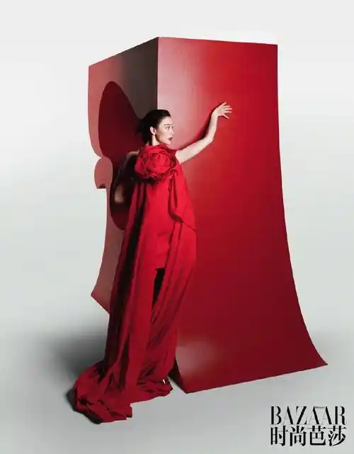 倪妮在《时尚芭莎》的开年写真,身穿红色细肩带抹胸身材火辣-爱读书