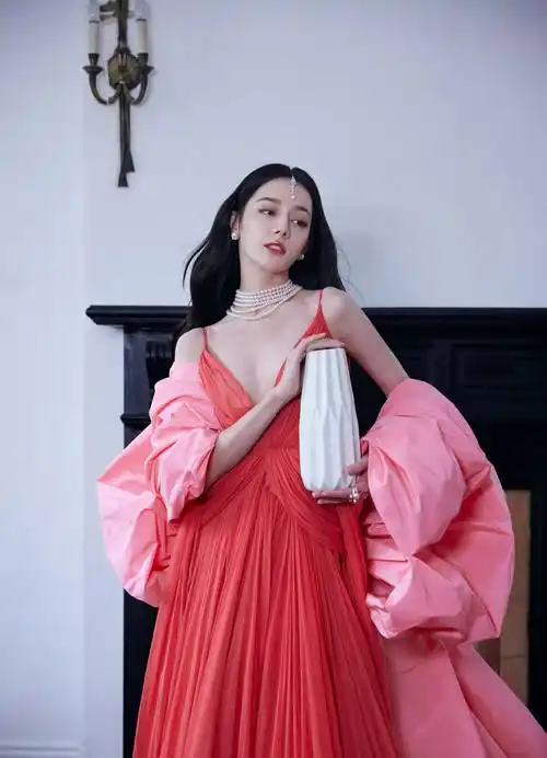 迪丽热巴身穿花裙子亮相微博之夜,网友表示美极了_礼服_粉色_气质