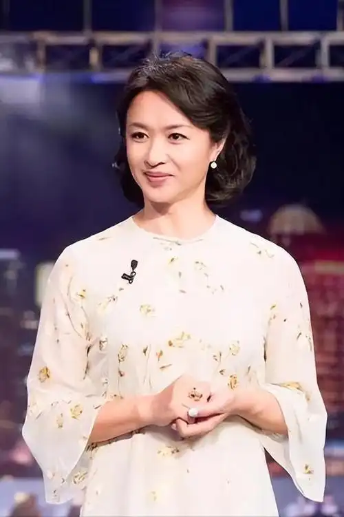 一天晚上,金星回到家悄悄躺到床上,汉斯把手伸进她的被窝里