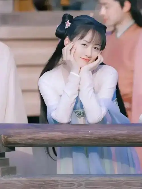 袁冰妍凭借此剧,一跃成为当红小花,可惜红了没两年,很多出演的影视剧