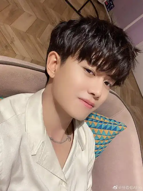 任嘉伦超话超宝应该是很喜欢自拍的宝儿,喜欢歪头,喜欢比剪刀手,喜欢