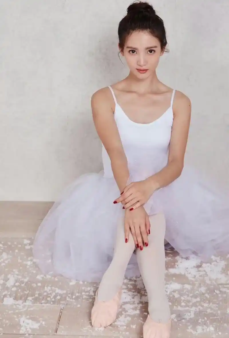 这部电影于2021年8月8日正式首映,由张艺兴,金晨,王传君等人出演.