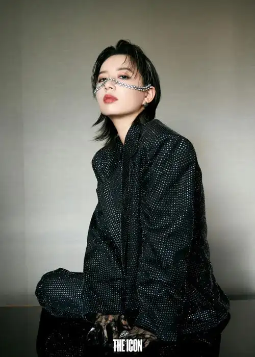 李斯丹妮西装&裤子:giuseppe di morabito内搭:@onehug官方微博链链