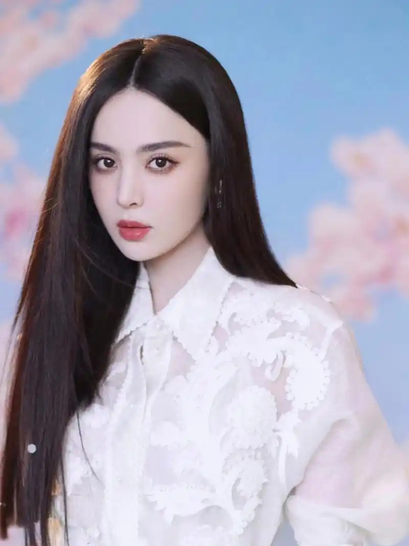 看古力娜扎长发披肩,惊艳动人,明亮的眼睛炯炯有神,一眼看上去美丽动