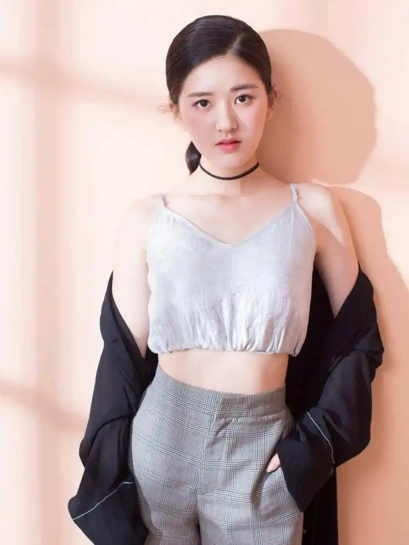 赵露思是一位长相甜美可爱的艺人,出道以来,她有着不错的甜宠剧资源