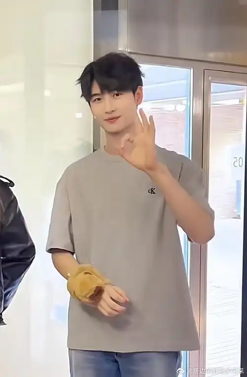 黄俊捷突然被cue的反应##黄俊捷自己给自己做妆造