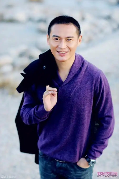 组图:刘冠翔早春写真 演绎圆寸帅哥标准_大陆星闻_明星-超级明星