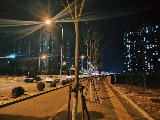 跟着路灯下的影子散步回家 - 一味尹 - 图虫