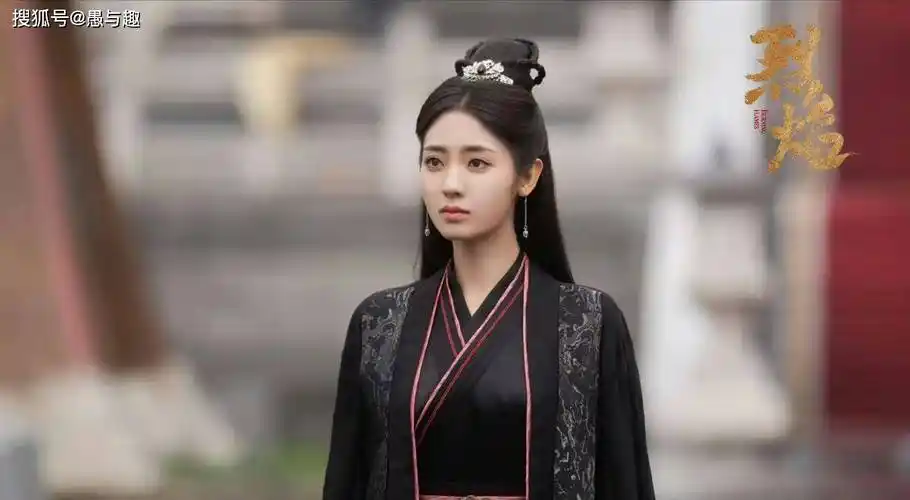 假如说与谭松韵合作《锦衣之下》后,让他一夜爆红,是靠的运气;那么与