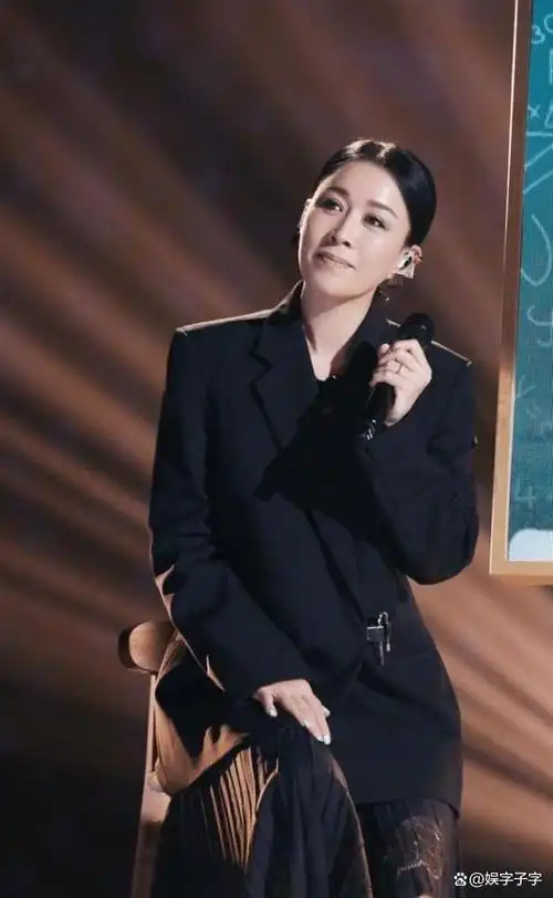 从小就爱唱爱跳的那英,总是家里的开心果,一有机会就卷起书本,模仿着