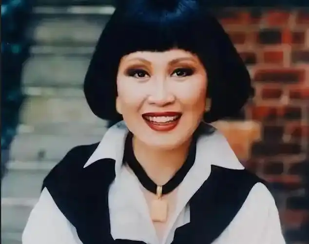 她是李佳琦的大前辈新中国的口红一姐嫁大14岁富豪被出轨离婚