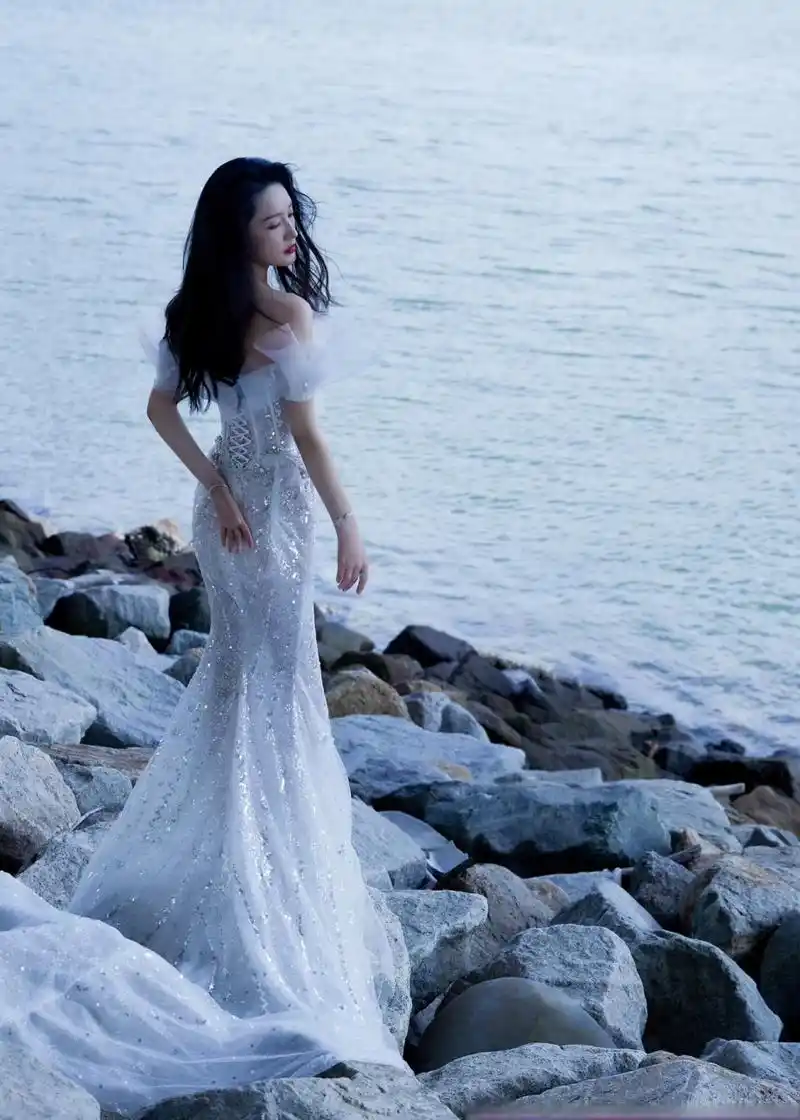 李沁的海边写真美图,削肩细腰的长挑身材,美人鱼造型又美出了新高度.