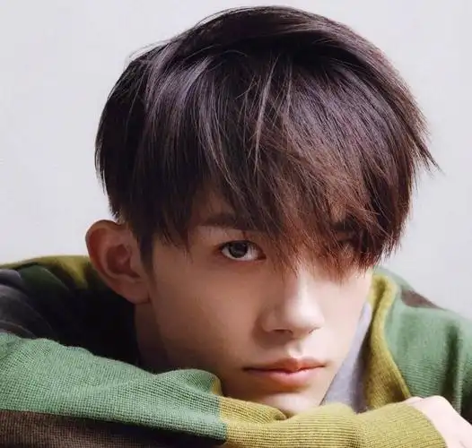 易烊千玺拒绝和粉丝合照原因却如此简单网友啃鸡腿最重要