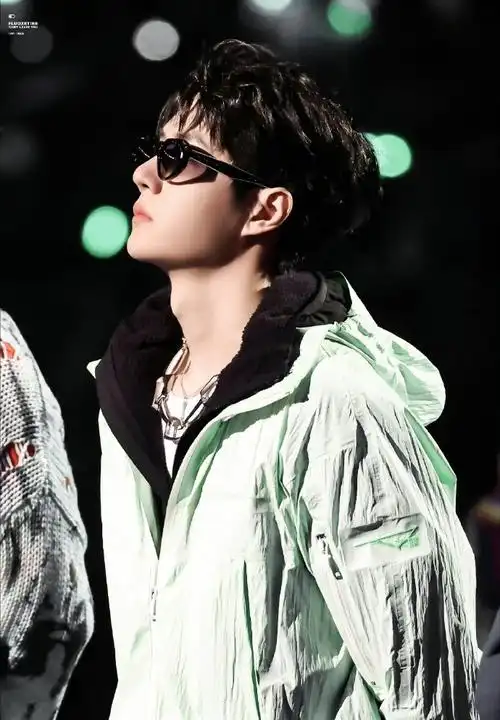 gq镜头下的王一博侧颜##王一博gq众星揽月大片