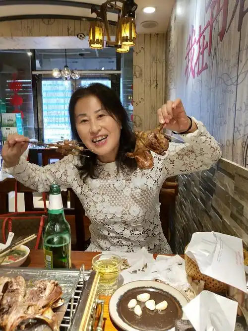 2018年8月25日晓和秀贤边吃烧烤边喝啤酒,边叙旧,共同回忆在一起的