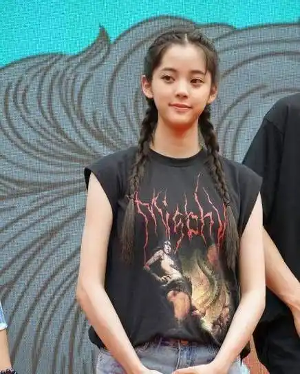 欧阳娜娜五岁时走丢,被警察叔叔牵着回家太可爱,对比现在变化大_发展