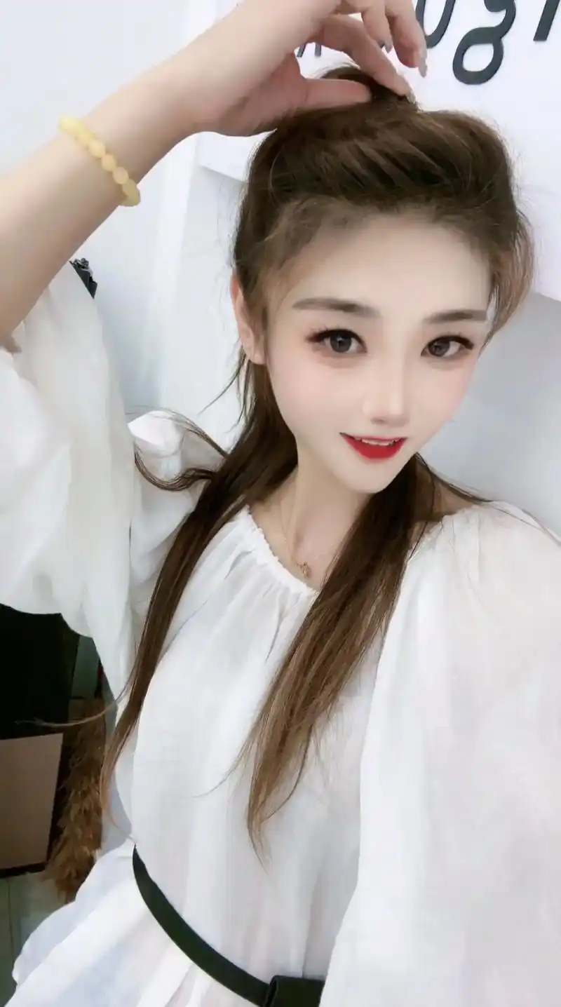 海蓝之谜今年的广告语:"总有人嫌你不够好,也有人觉得你哪儿都 - 抖音