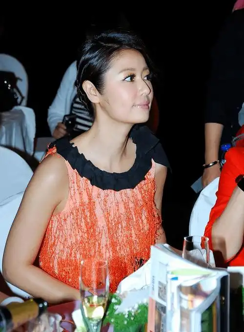 林心如又"乱"穿衣了,一袭橘色流苏裙显廉价,幸好气质撑得起_连衣裙_的