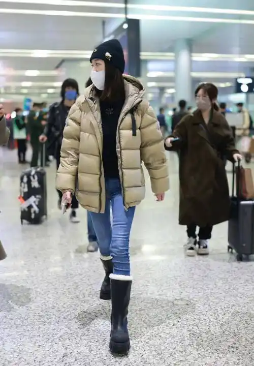 李小冉现身机场,短款羽绒服搭配紧身牛仔裤,保暖又时尚_颜色_身材