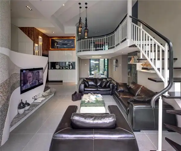 客厅全景沙发后面的楼梯蜿蜒向上象征着女主人的事业蒸蒸日上