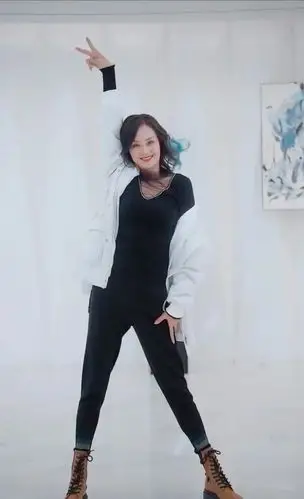 老戏骨李颖哪像50出头啊穿紧身裙凹凸有致脸上还有胶原蛋白