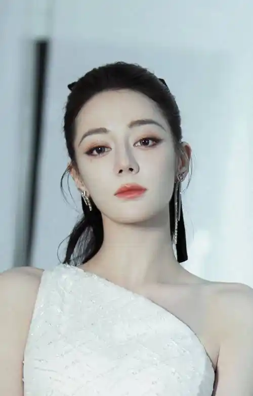 迪丽热巴全新时尚造型:如仙如幻