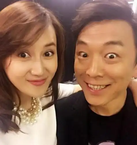 黄渤和谁拍照都非常的开心,唯独图四不同!