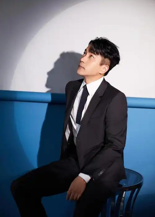 刘恺威的侧颜杀真绝,穿西装笔挺俊朗,看不出是"奔五的大叔"
