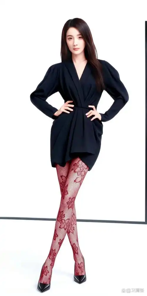 在光影的舞台上,杨幂以一袭粉色短裙和高跟鞋,诠释着女性的柔美与