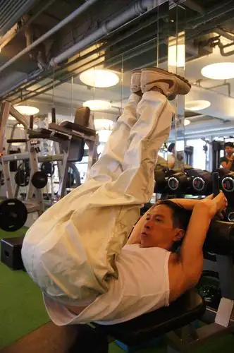 张家辉为《大追捕》"塑形"半年练就魔鬼身材(1/3)