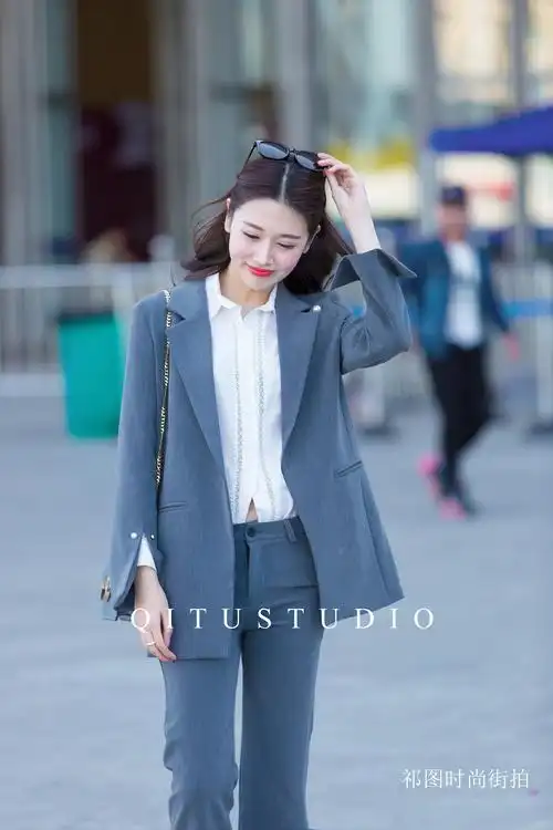 街拍:展厅外偶遇时尚西装美女模特