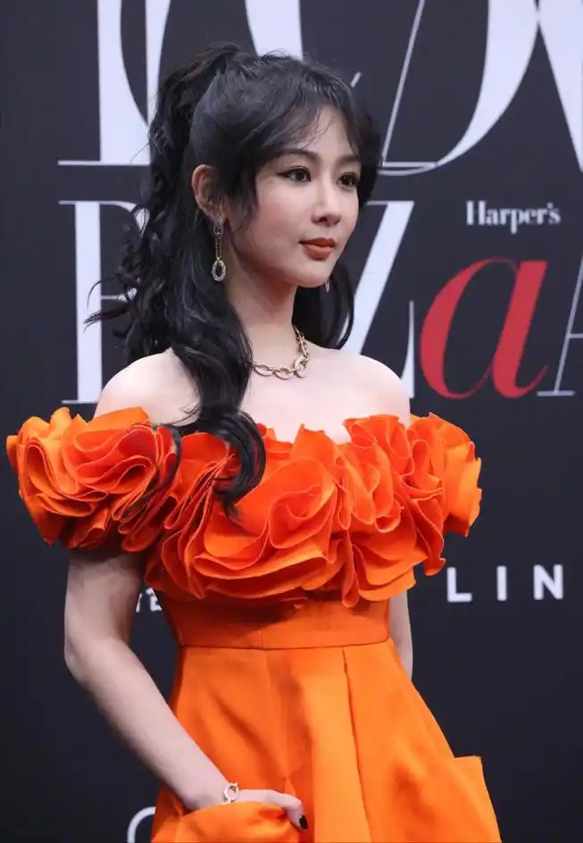 杨紫化妆师删博(杨紫芭莎红毯造型被批妆面脏兮兮)