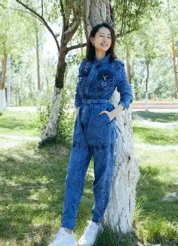 原创刘敏涛出圈后更放开了穿牛仔连体裤秀纸片身材44岁美的像24岁
