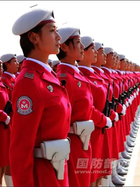 中国女兵:阅兵场上最靓丽的风景线