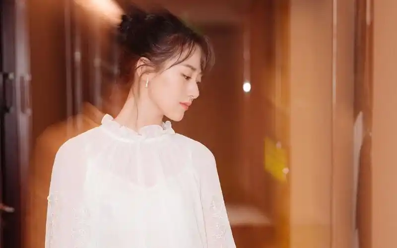 袁冰妍白纱裙写真