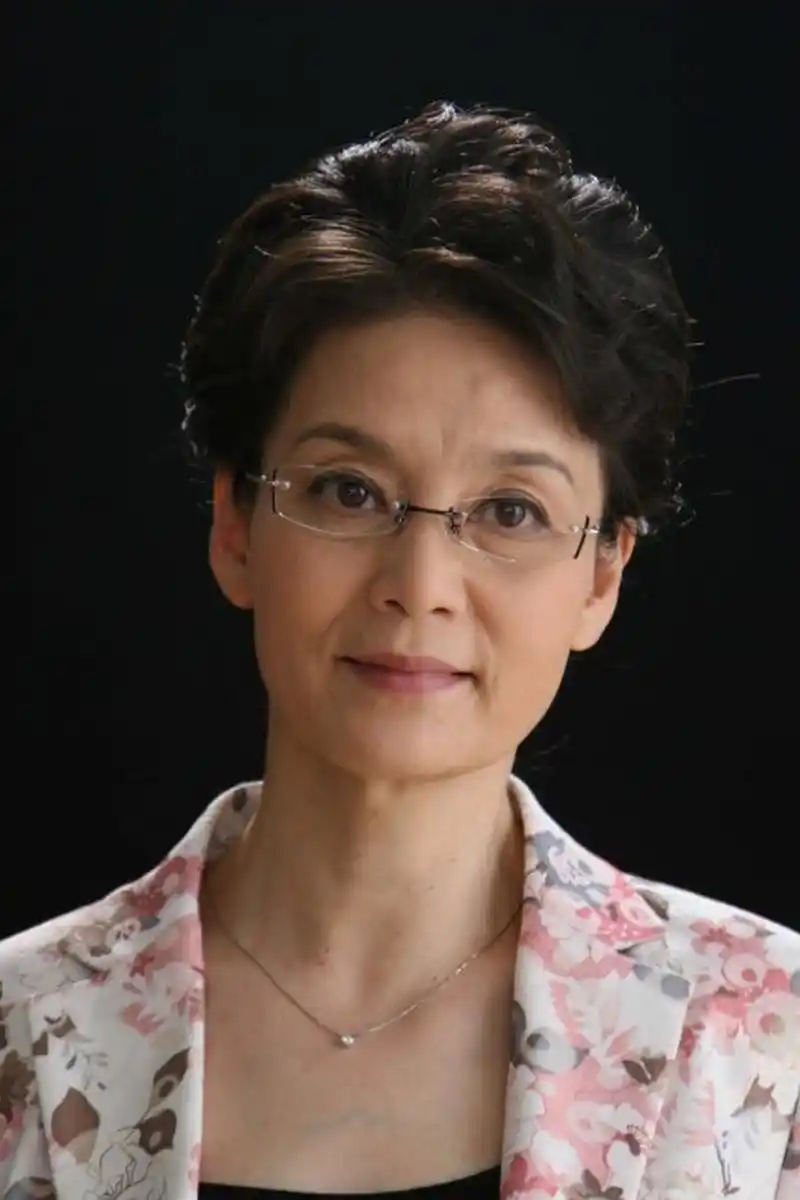 潘虹早期的长相是明艳大气的类型,眼神明亮,眉眼如画,在早期作品