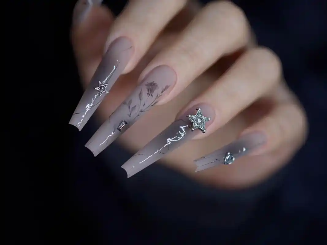 超显手长!#美甲 #美出高级感 #小众设计感 - 抖音