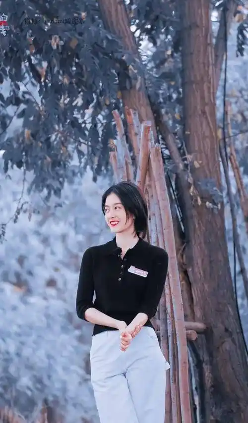 张雪迎不仅有着小家碧玉的容貌,还可盐可甜,穿衣搭配十分时尚_白色