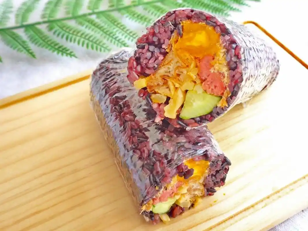 外出游玩,这款"黑米饭团"最受孩子们欢迎,亲手做的,比外卖强