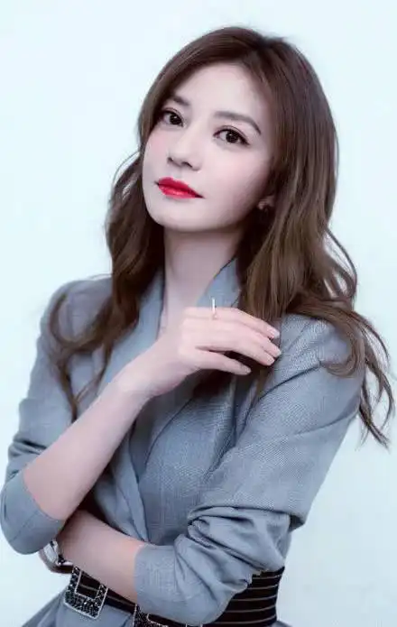 瘦身成功的赵薇,穿超短裙露大长腿,重回颜值巅峰