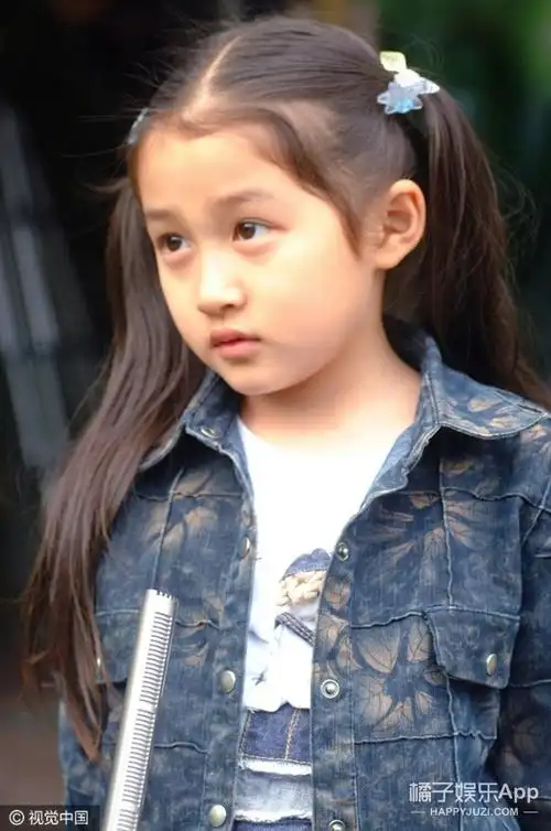 娱乐快讯关晓彤童年照片合集每一张都超可爱哦