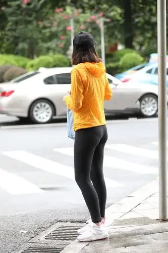 美女的紧身打底裤尽显紧绷感,轻松展现凹凸身材,真的迷人!