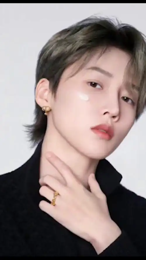 蔡徐坤,刘雨昕同姿势大片,这个角度俩人看上去有点像啊,大家觉得呢