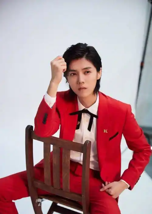 衬衫西装配领结:精致,帅气利落帅气的短发,露出鹿晗轮廓分明的脸庞