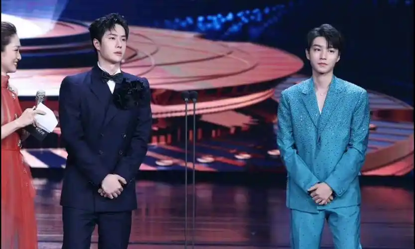 电影微博之夜王一博,王俊凯同框,像极了被拖堂的我!