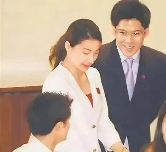 郭晶晶父母反对,半路被人横插险悔婚,霍启刚的追妻之路有多难?